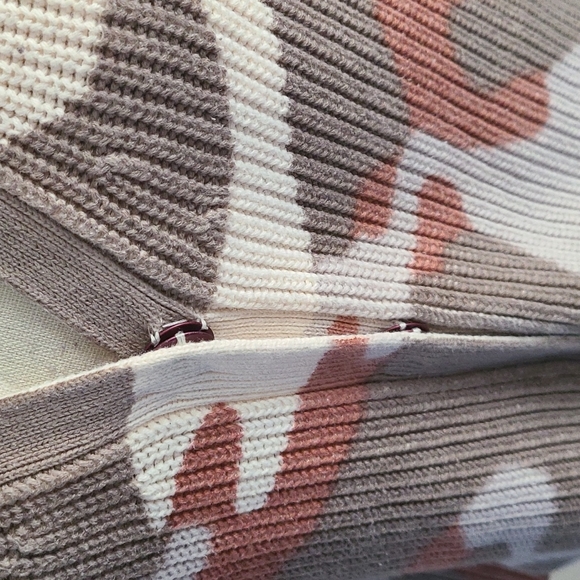 525 America camo vneck cardigan - Picture 2 of 6